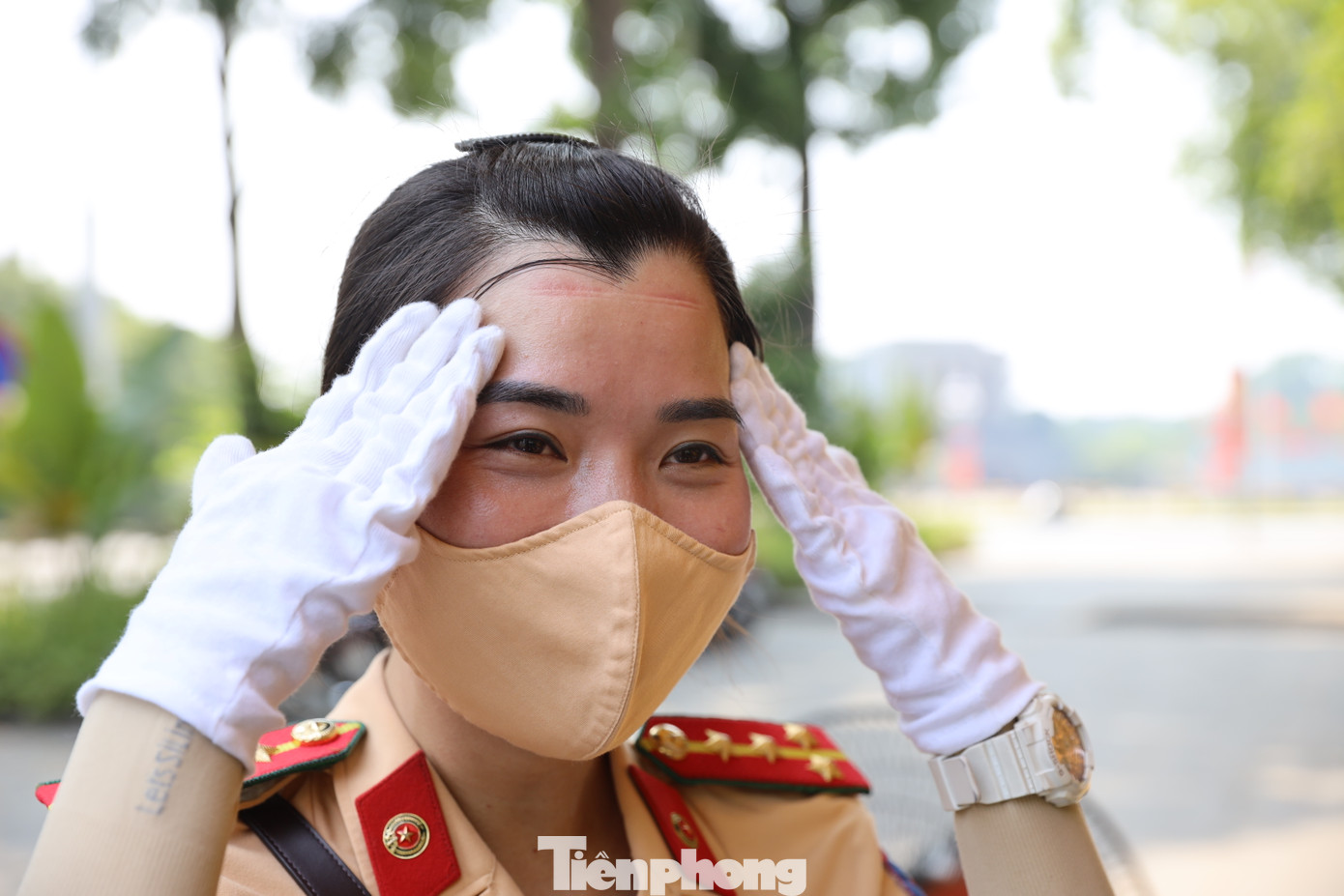 Đại uý Tâm là một trong số ít cán bộ nữ tham gia làm nhiệm vụ điều tiết giao thông.