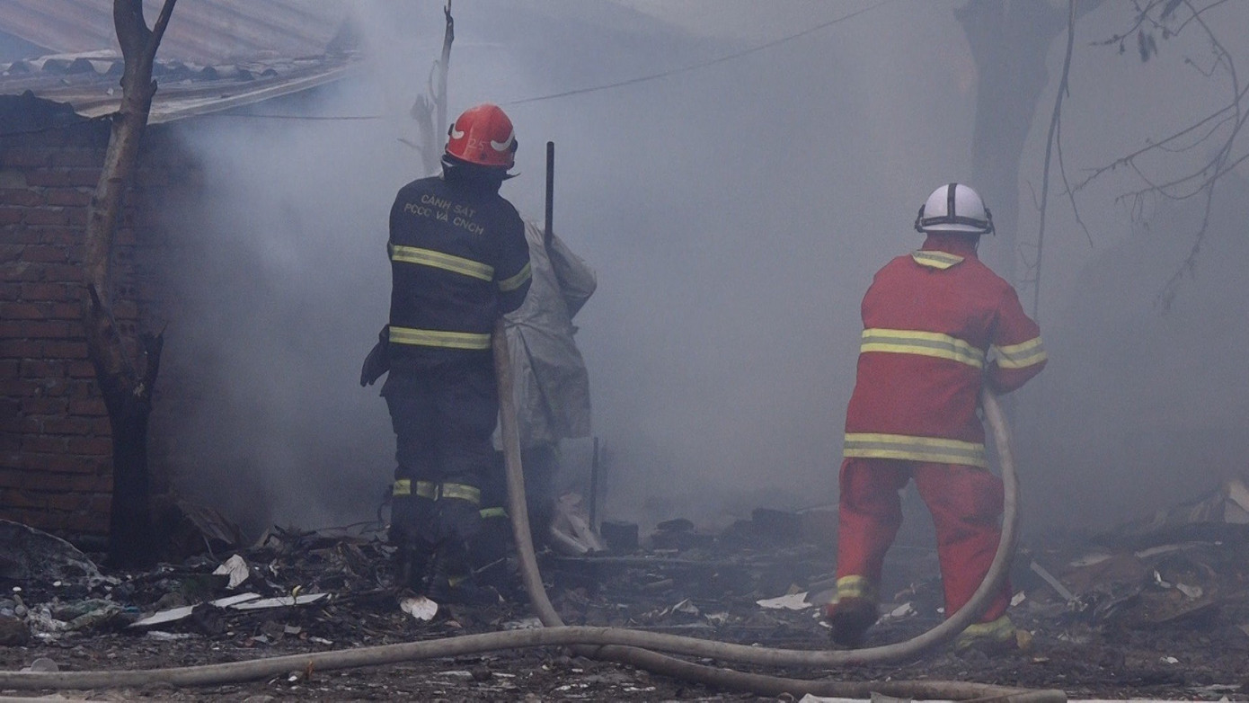 Lực lượng chữa cháy làm nhiệm vụ tại một vụ hỏa hoạn ở Hà Nội. Lực lượng chữa cháy làm nhiệm vụ tại một vụ hỏa hoạn ở Hà Nội.