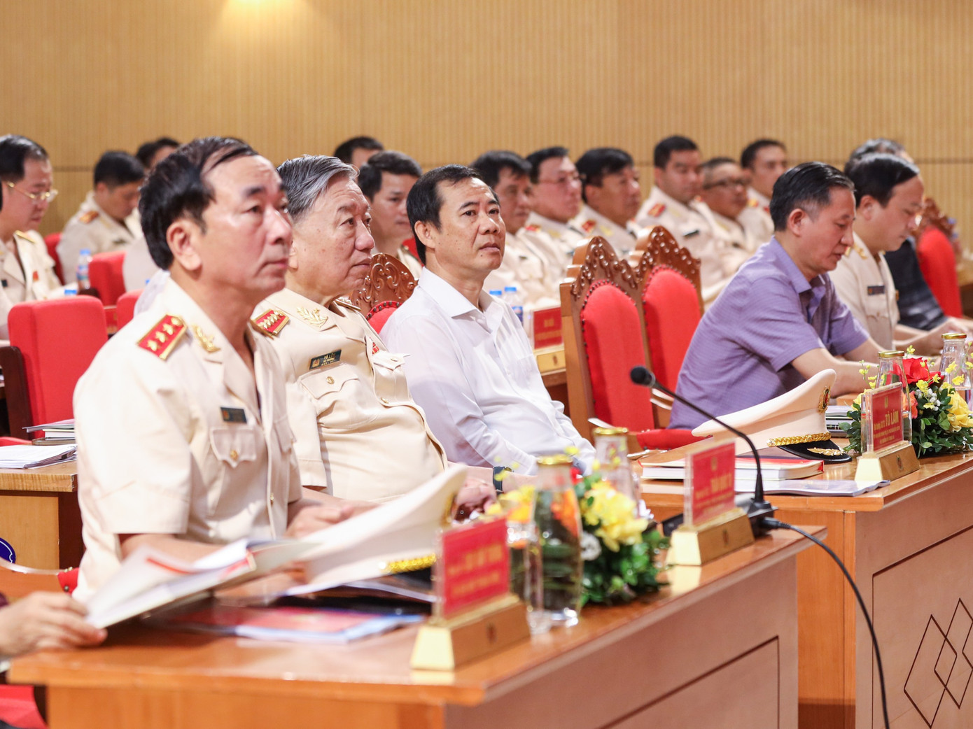 Lãnh đạo Bộ Công an và các đại biểu dự Hội nghị.