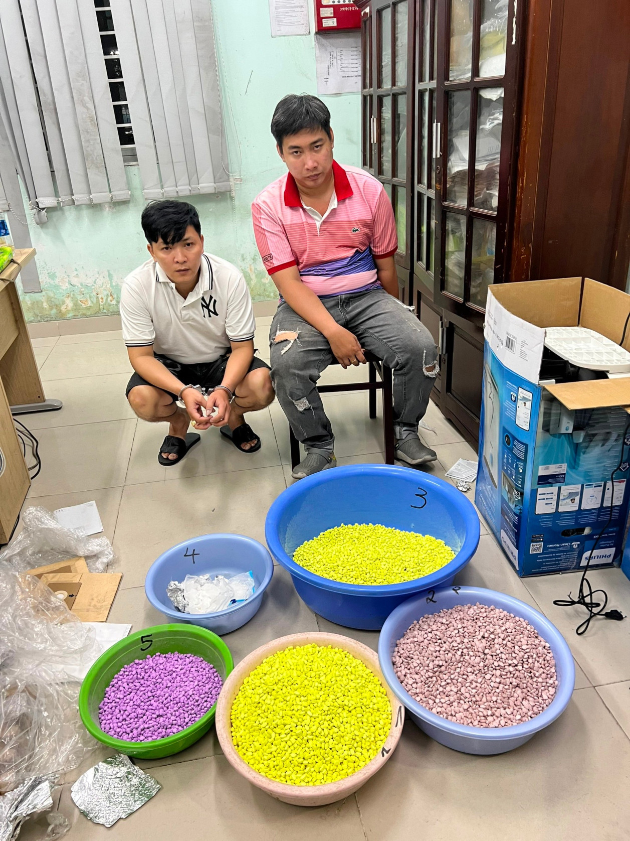 Ma tuý vận chuyển qua đường bưu điện về Việt Nam bị thu giữ.