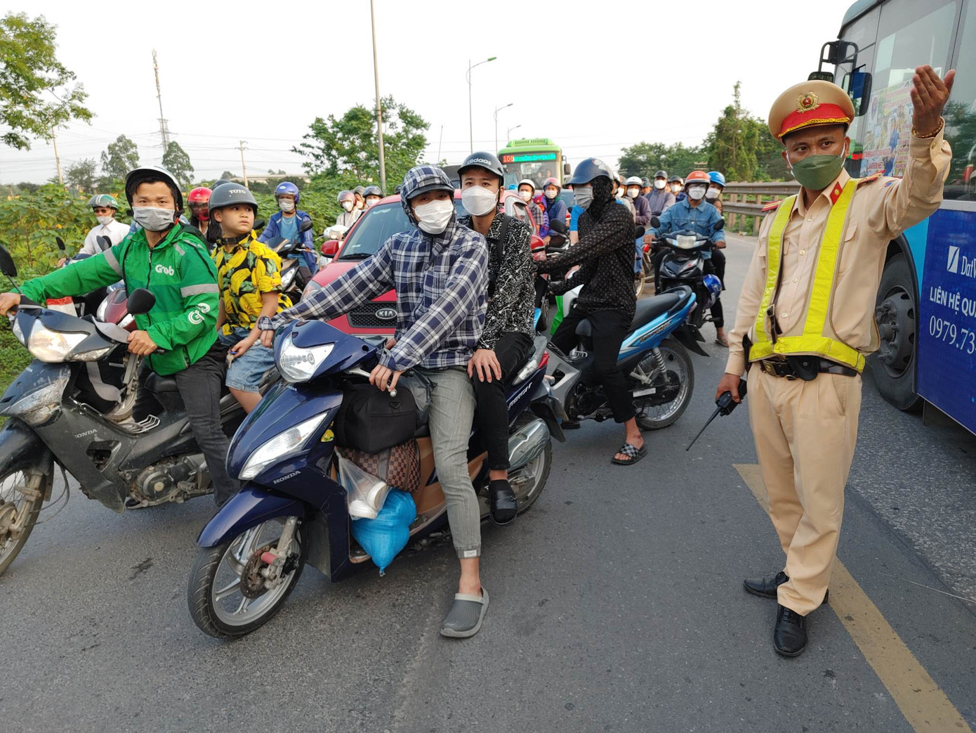 Lực lượng CSGT phân luồng tránh ùn tắc.