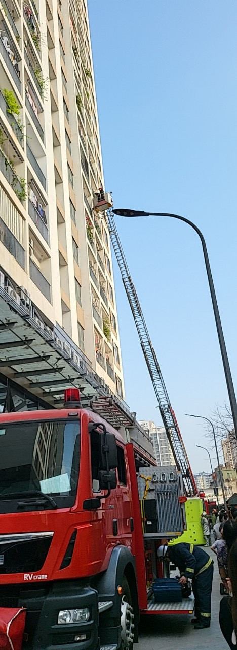 Xe thang tiếp cận ngoài tầng 8 căn hộ.