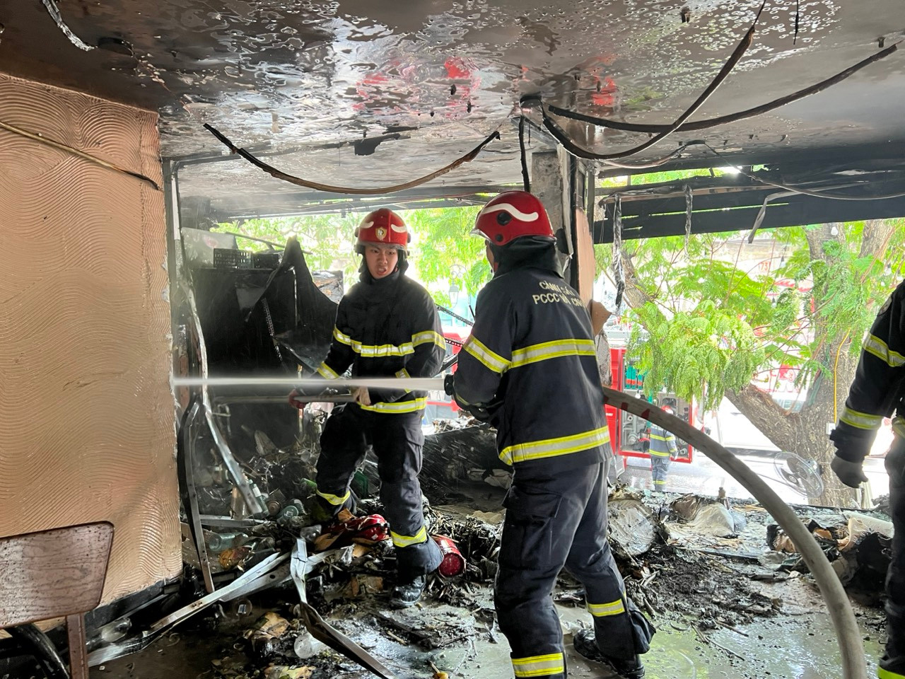 Lực lượng PCCC nhanh chóng dập tắt đám cháy.