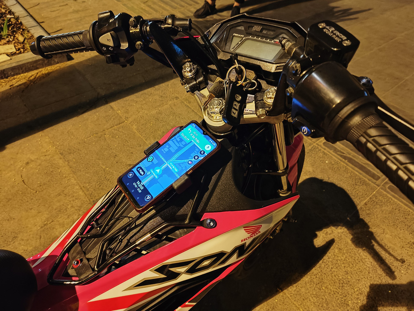 Nam thanh niên chạy xe ôm công nghệ nhưng thích độ pô để phát ra tiếng nổ lớn.