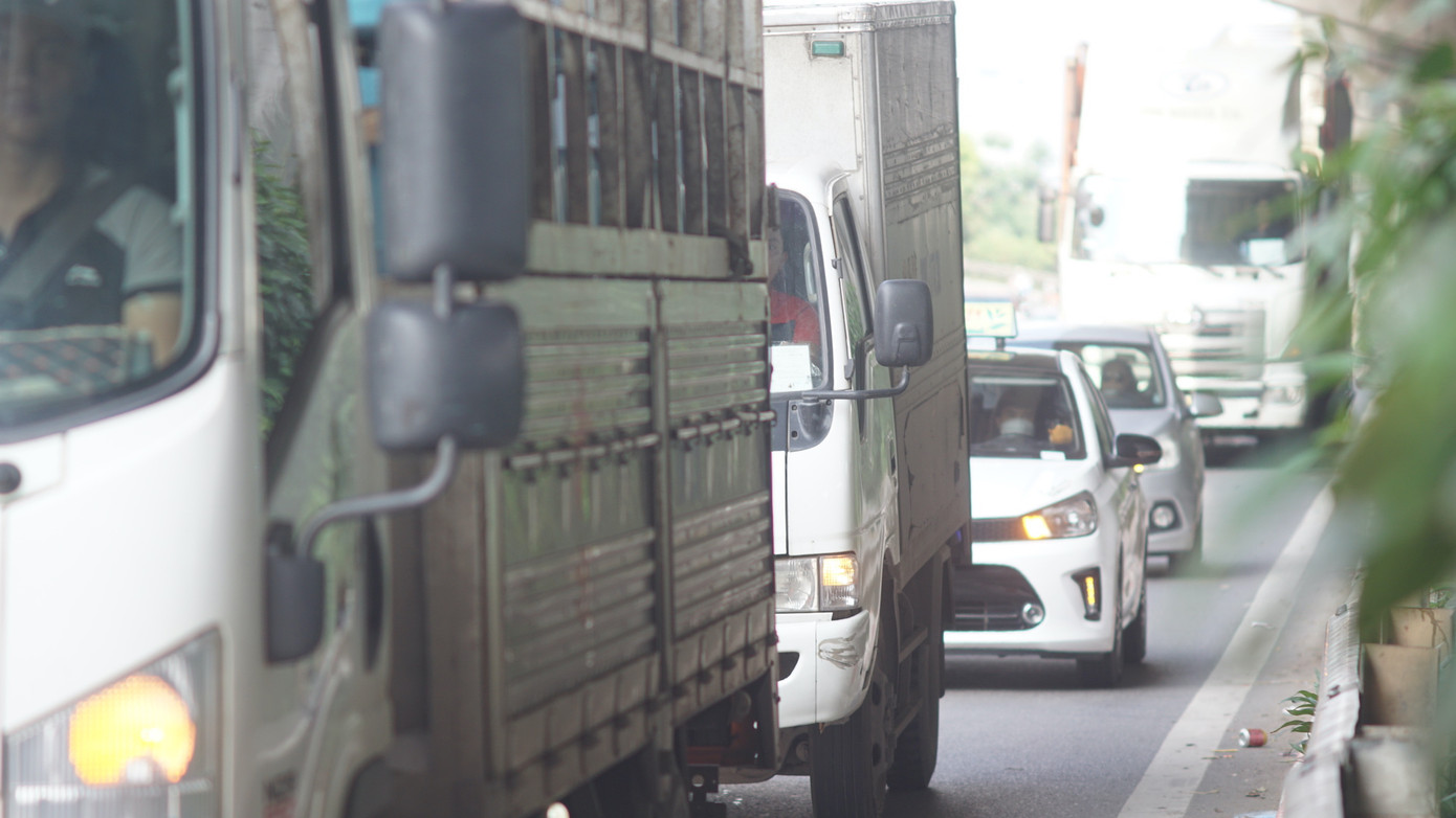 Ngã tư Giải Phóng - Ngọc Hồi các phương tiện di chuyển chậm.