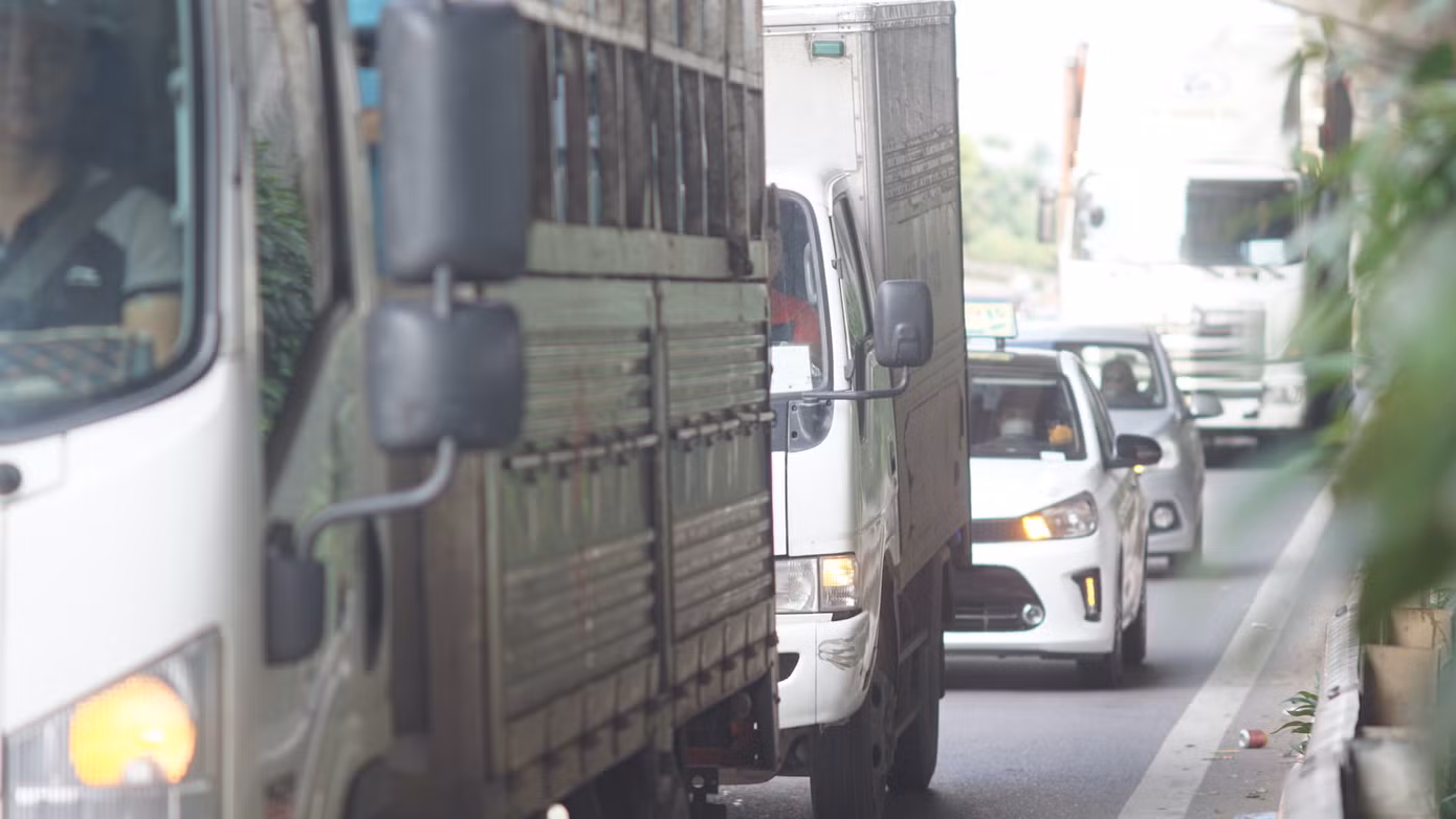 Ngã tư Giải Phóng - Ngọc Hồi các phương tiện di chuyển chậm.