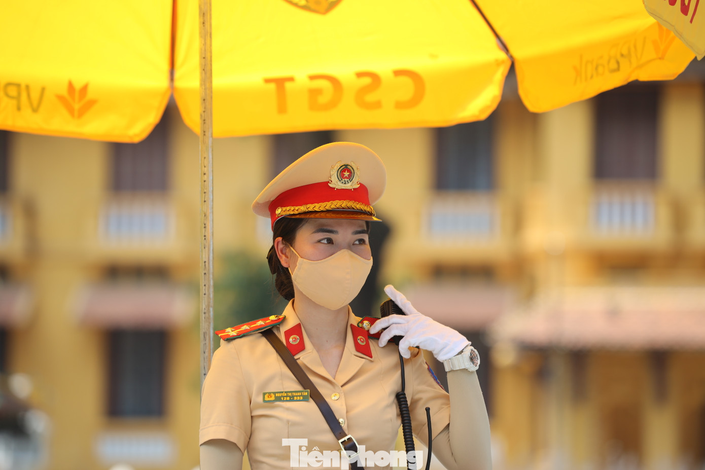 Ghi nhận lúc hơn 13h ngày 22/5, cán bộ chiến sĩ Đội CSGT đường bộ số 2, Phòng CSGT Công an TP Hà Nội phối hợp với các lực lượng khác làm nhiệm vụ đảm bảo an ninh trật tự, phân luồng giao thông phục vụ các đoàn lãnh đạo, đại biểu dự Kỳ họp thứ 5 Quốc hội khóa XV.