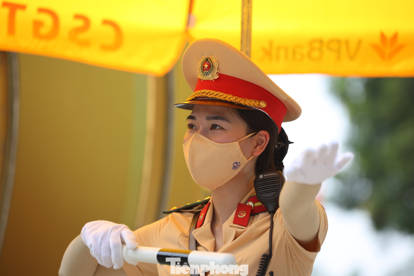 Đại uý Nguyễn Thị Thanh Tâm - cán bộ Đội CSGT đường bộ số 2, làm nhiệm vụ điều tiết giao thông tại khu vực đường Điện Biên Phủ.