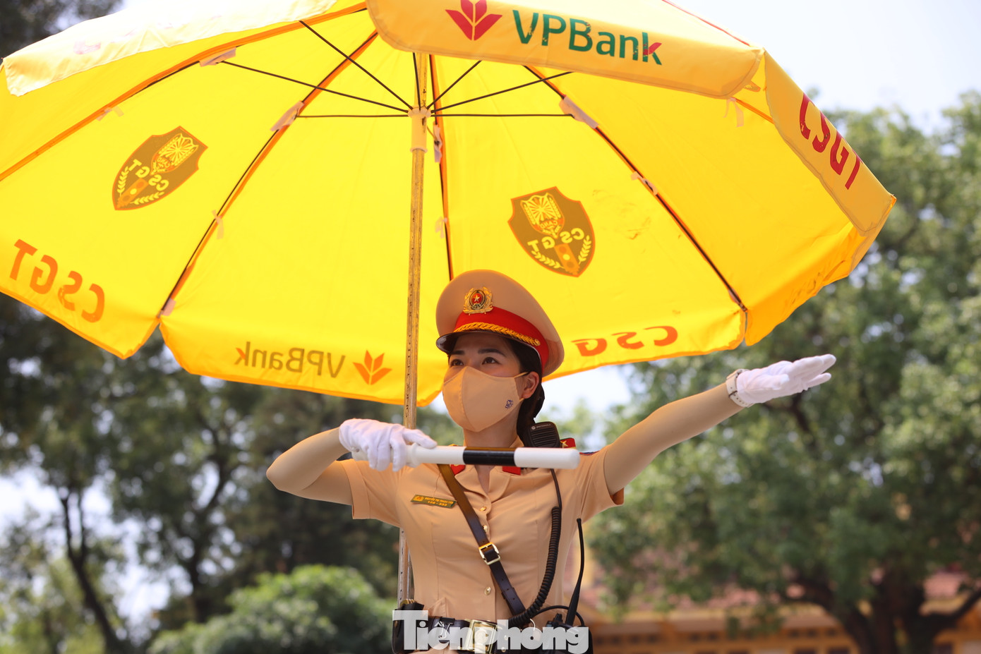 Trong những ngày qua, giữa nắng nóng gần 40 độ C của Thủ đô Hà Nội, lực lượng CSGT, đặc biệt là nữ CSGT có mặt làm nhiệm vụ trên các tuyến đường điều tiết giao thông.