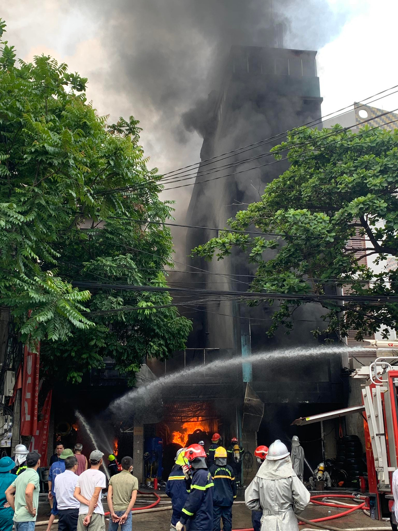 Khói đen cuồn cuộn bốc lên từ ngôi nhà. Khói đen cuồn cuộn bốc lên từ ngôi nhà.