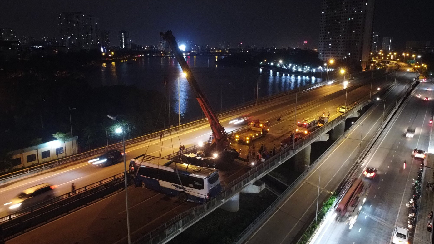 Xe khách nằm chắn ngang đường. Xe khách nằm chắn ngang đường.