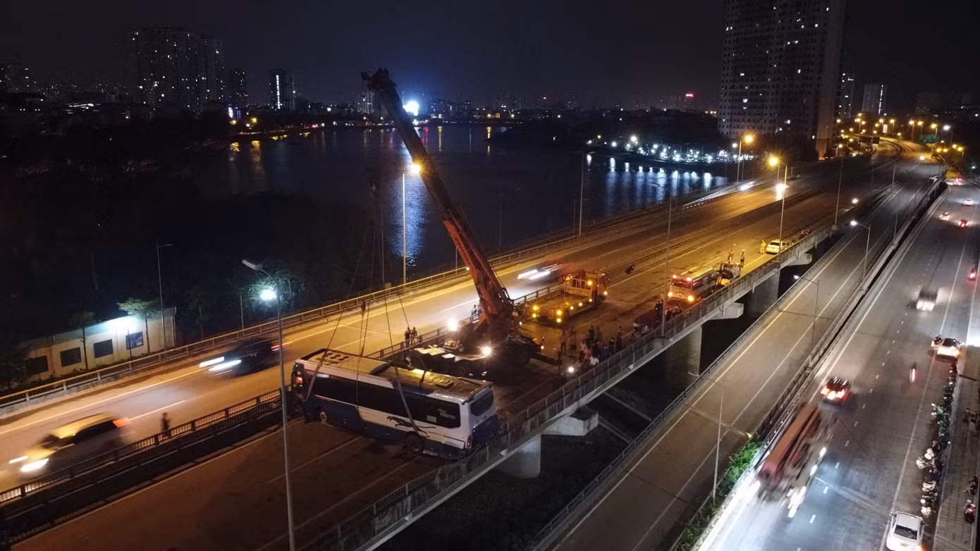Xe khách nằm chắn ngang đường.