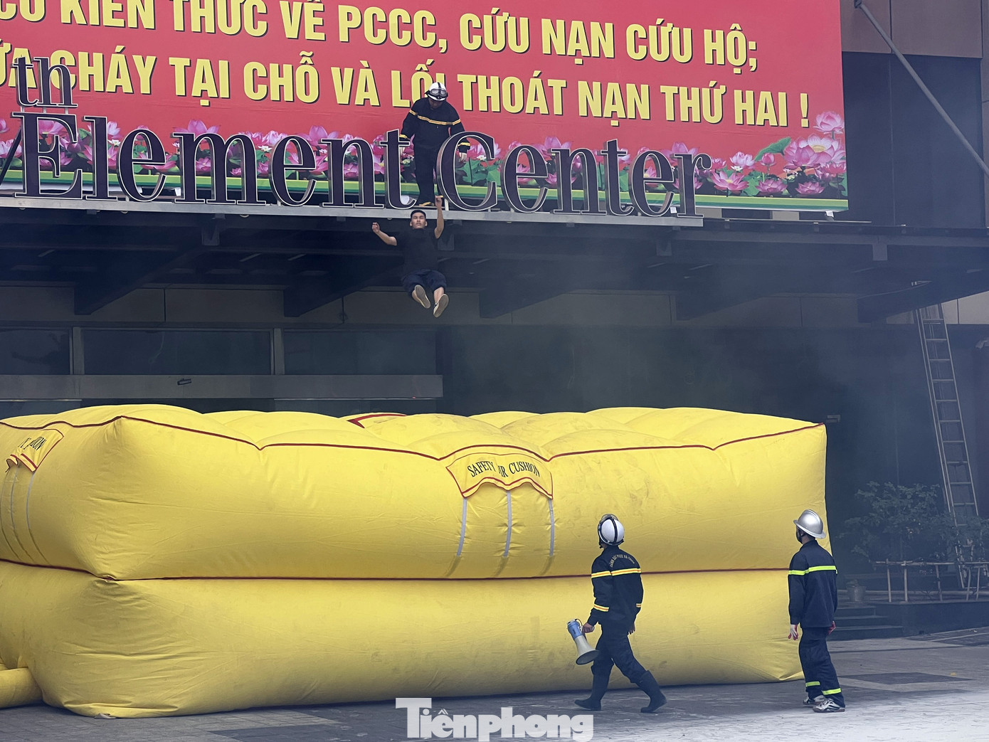 Thời điểm cháy có 5 người đang mắc kẹt trong căn hộ tầng 7, họ ra tín hiệu cầu cứu. Phát hiện sự việc, bảo vệ tòa nhà đã thông báo vị trí cháy yêu cầu người dân khẩn trương thoát nạn.