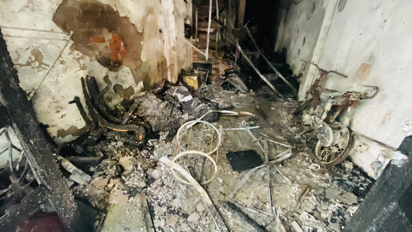 Đồ đạc bị thiêu rụi.