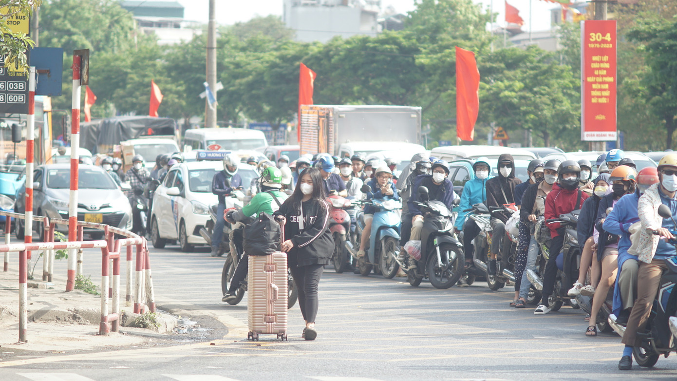 Trước khu vực bến xe Nước Ngầm, phương tiện di chuyển chậm hướng về trung tâm thành phố.