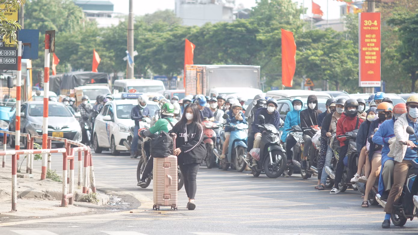 Trước khu vực bến xe Nước Ngầm, phương tiện di chuyển chậm hướng về trung tâm thành phố.