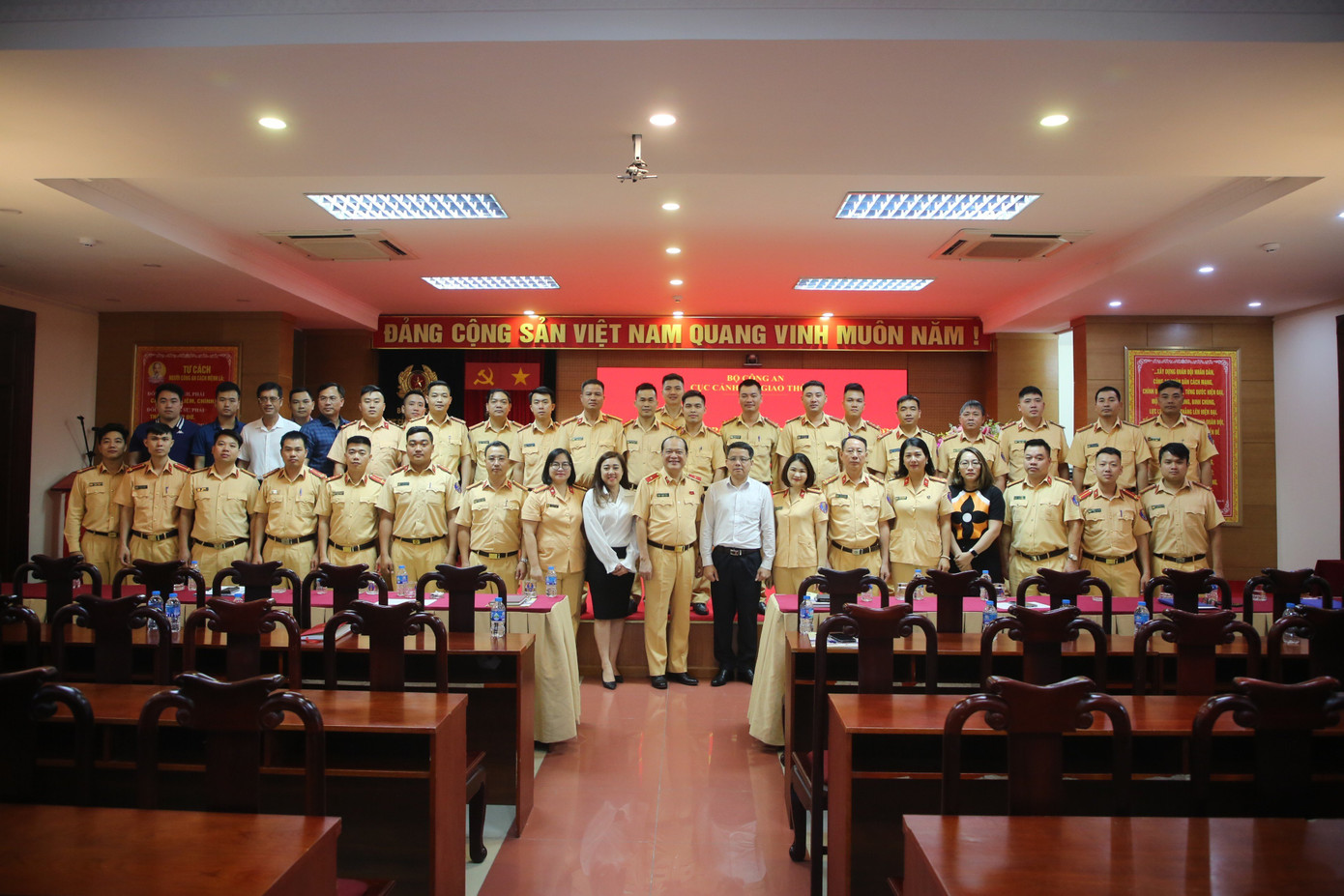 Cán bộ, chiến sĩ CSGT tăng cường hỗ trợ các trung tâm đăng kiểm. Cán bộ, chiến sĩ CSGT tăng cường hỗ trợ các trung tâm đăng kiểm.