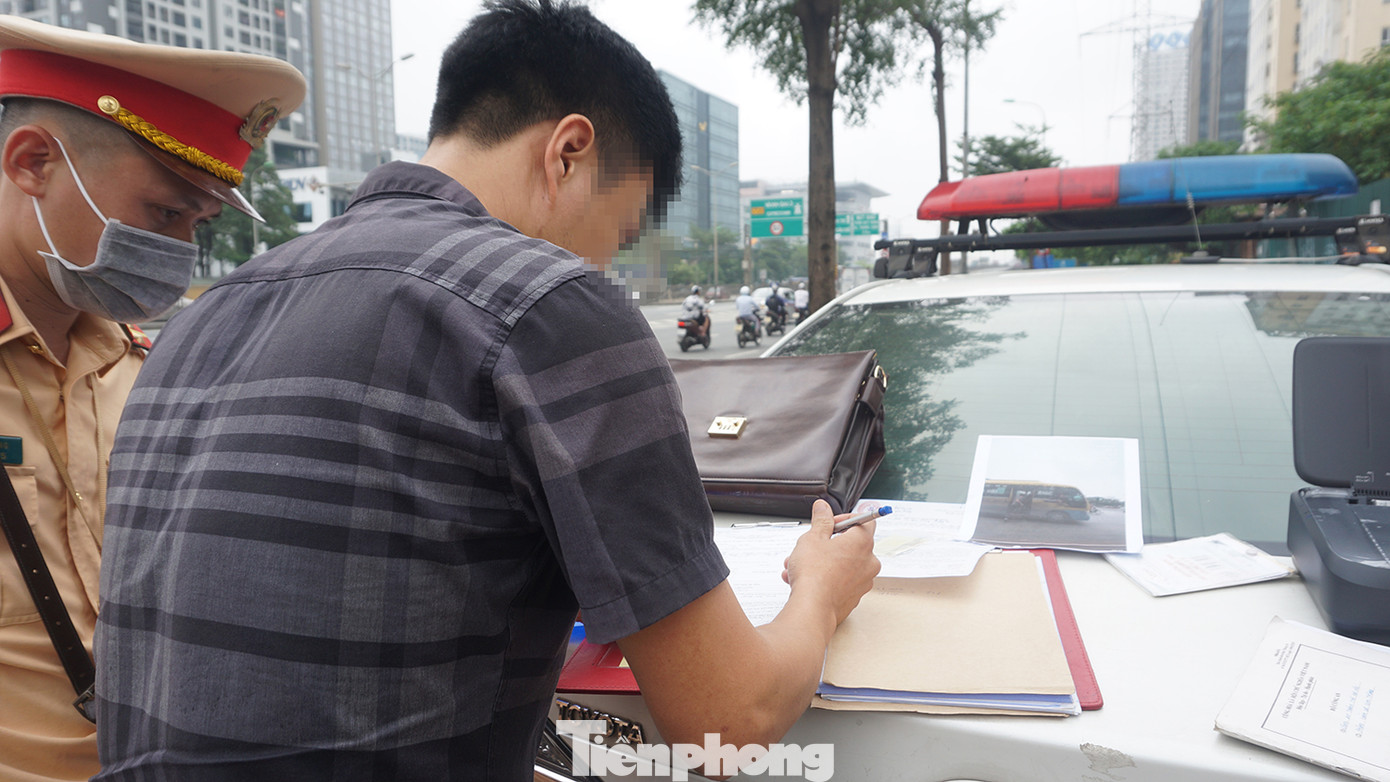 Các tài xế sau khi xem lại hình ảnh vi phạm thừa nhận lỗi và chấp hành việc xử phạt.