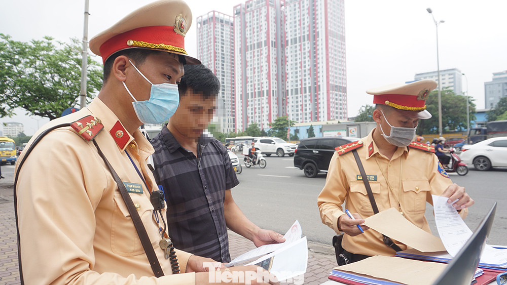 Tài xế xe khách được xem lại hình ảnh xe vi phạm.