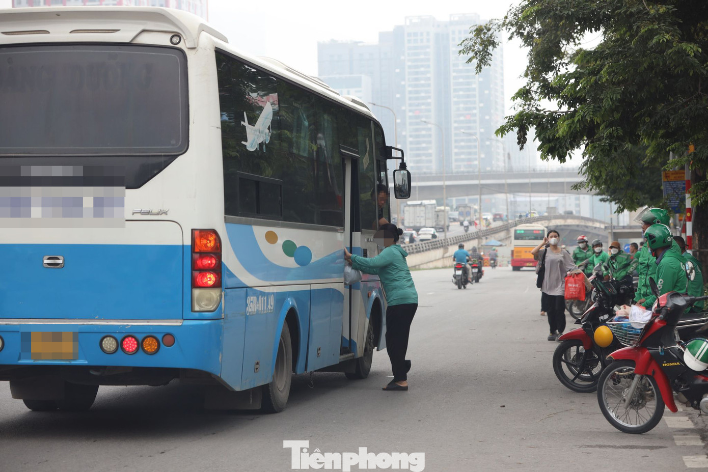 Xe khách dừng giữa đường đón người lên.