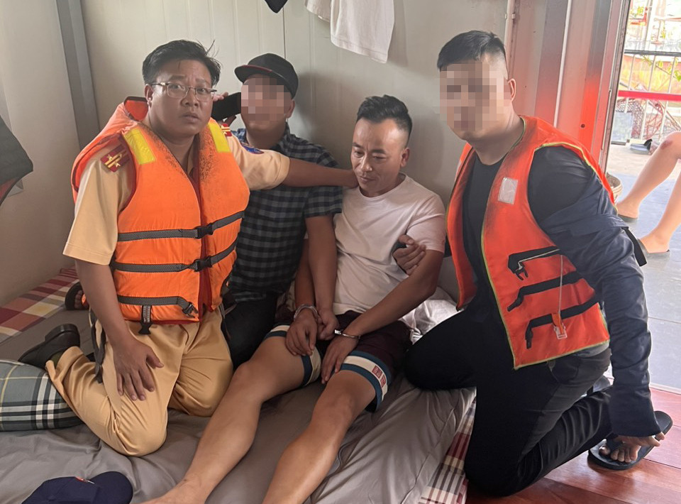 Đối tượng Hằng (áo trắng) bị bắt giữ sau 7 năm lẩn trốn. Đối tượng Hằng (áo trắng) bị bắt giữ sau 7 năm lẩn trốn.