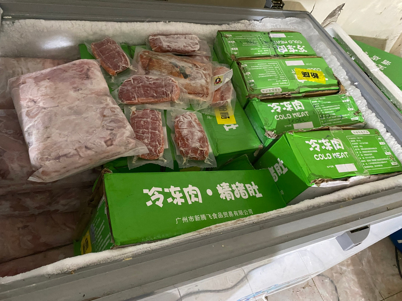 Thực phẩm đông lạnh không rõ nguồn gốc bị thu giữ.