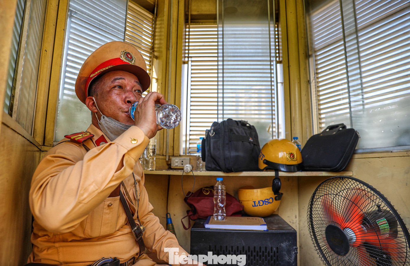 Cán bộ Đội CSGT đường bộ số 6 trong một phút nghỉ ngơi sau khi điều tiết giao thông trên tuyến đường Phạm Hùng.