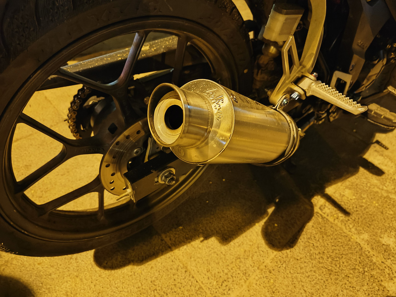 Những chiếc xe máy độ pô gây tiếng động lớn khi di chuyển trên đường.