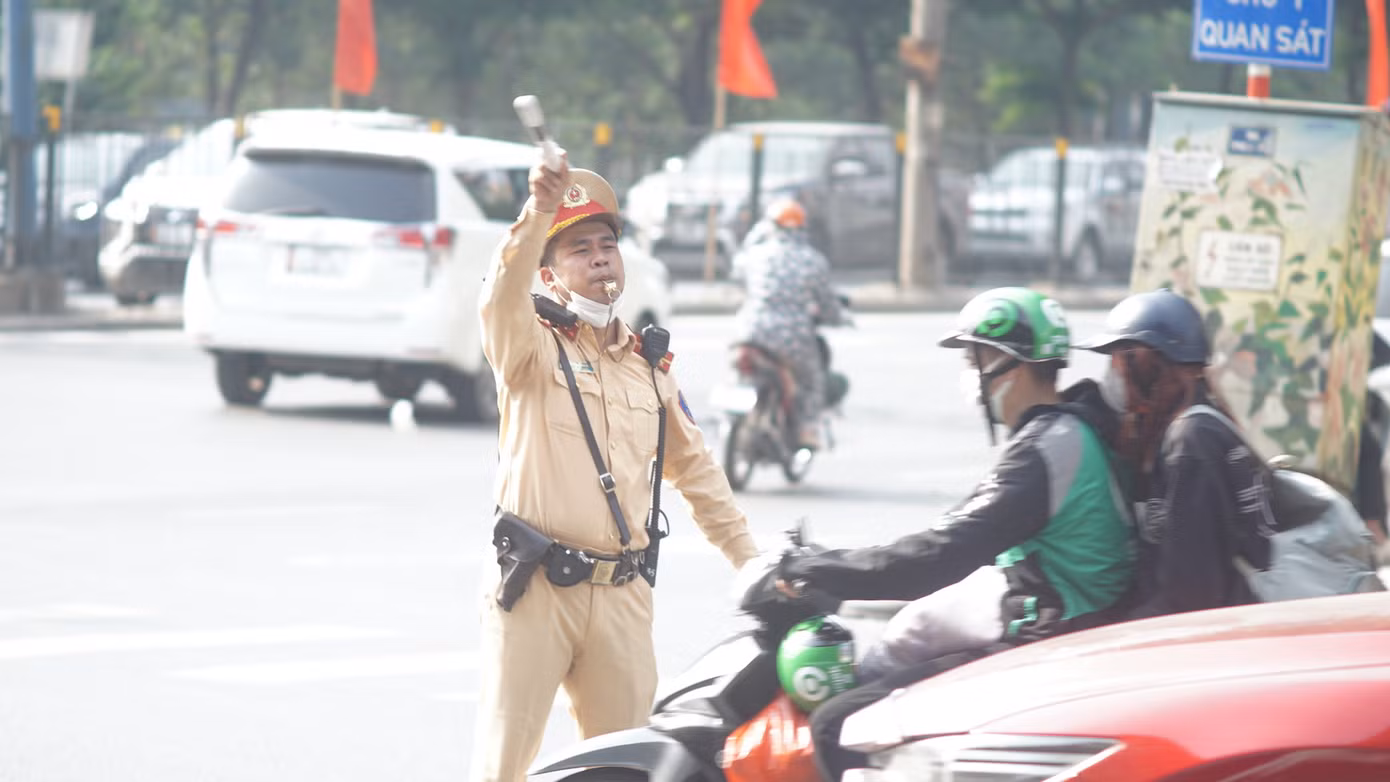 Đội CSGT đường bộ số 14, bố trí cán bộ ứng trực điều tiết giao thông.