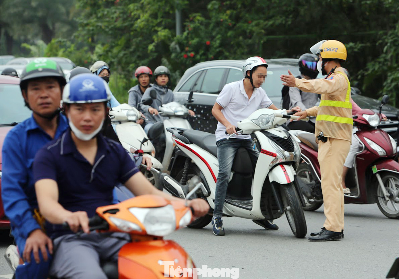 Trước tình trạng trên, Đội CSGT đường bộ số 6 (Phòng CSGT Công an TP Hà Nội) thường xuyên lập các tổ công tác xử lý, tuyên truyền nhằm nâng cao ý thức chấp hành quy định của người dân.