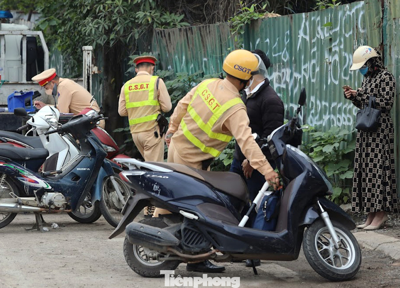 Một số tài xế khi bị xử phạt đã đưa ra muôn vàn lý do để biện minh cho hành vi vi phạm của mình như: đi nhầm đường, không biết đường, hay đi vào cao tốc cho nhanh… Cá biệt có trường hợp khi làm việc với tổ công tác còn không nhận lỗi, chây ỳ hơn 30 phút không ký biên bản gây mất thời gian.