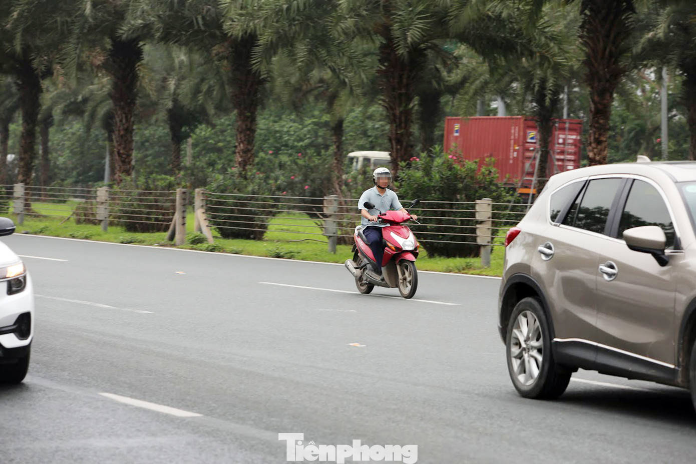 Cảnh tượng tài xế xe máy đi vào làn đường ô tô trở nên lộn xộn, gây mất an toàn giao thông.