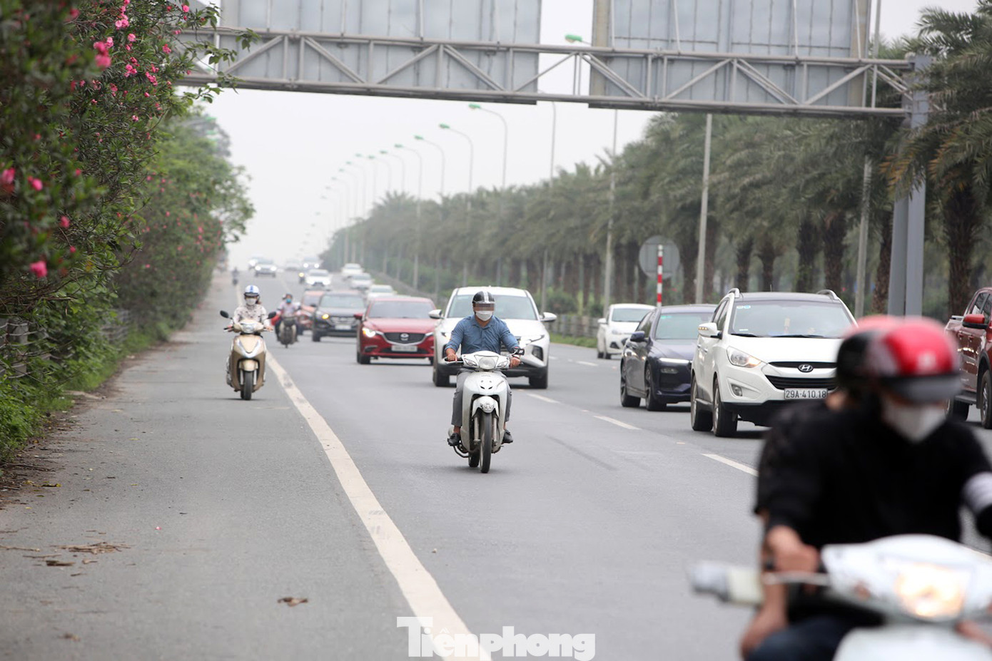 Xe máy đi lộn xộn trong làn ô tô gây mất an toàn giao thông.