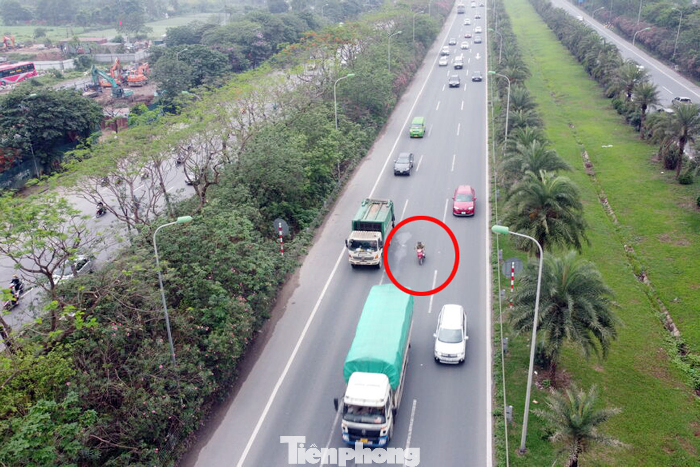 Theo ghi nhận của phóng viên trong những ngày qua, cứ vào giờ cao điểm buổi sáng (6h30-8h) hằng ngày và giờ tan tầm buổi chiều, hàng dài xe máy nối đuôi nhau đi vào làn đường cao tốc dành cho ô tô trên Đại lộ Thăng Long vào trung tâm thành phố và hướng ra ngoại thành.