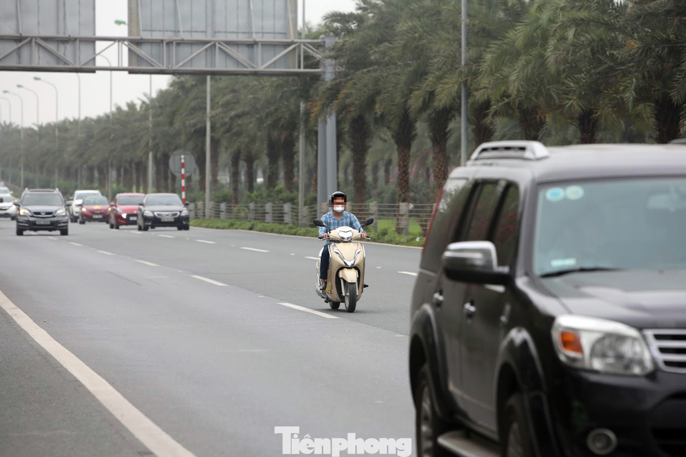 Nhiều người xem nhẹ tính mạng của bản thân, điều khiển xe máy đi ra giữa đường, song song với ô tô đang chạy với tốc độ cao.
