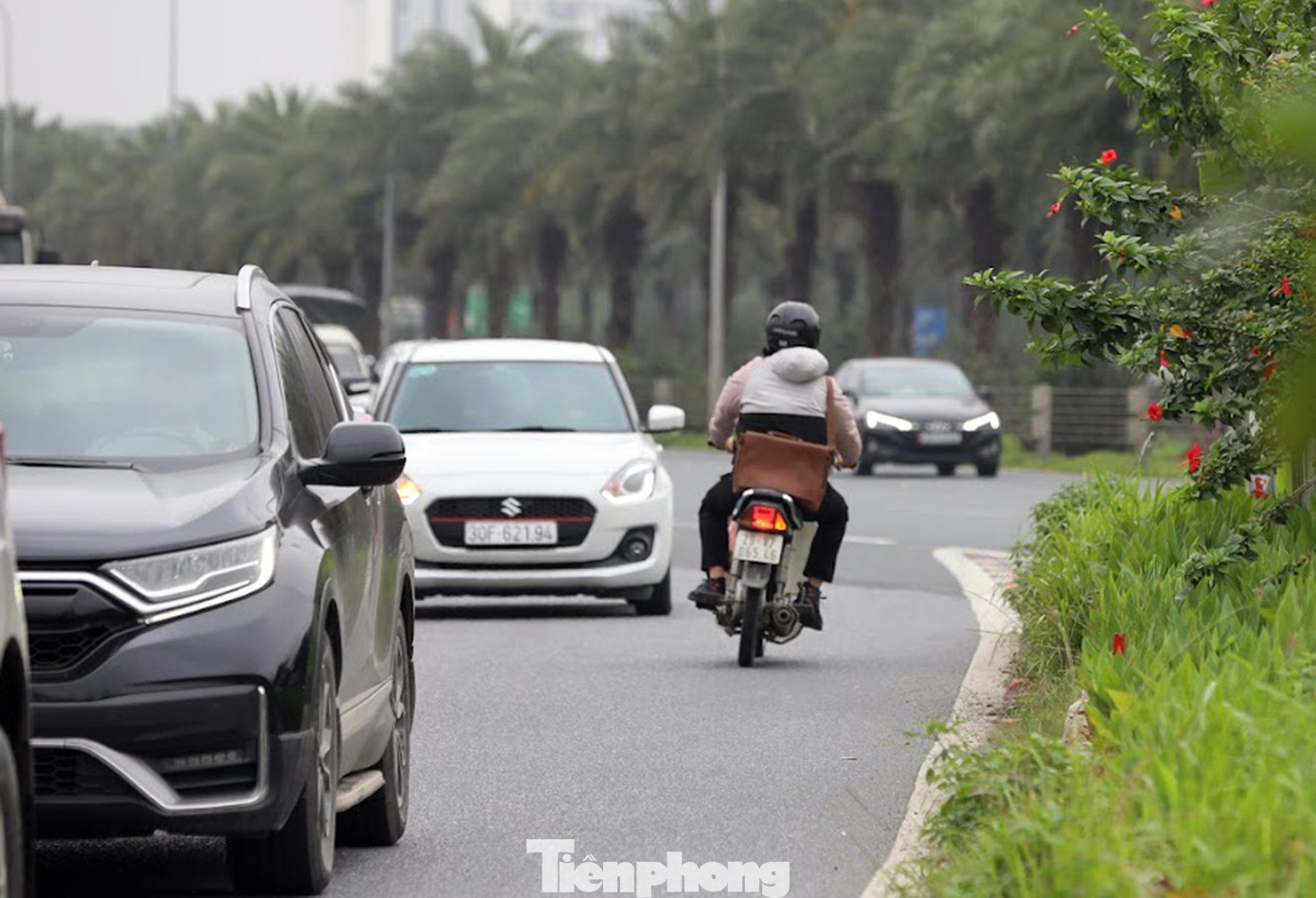 Điển hình, ngày 9/5, tổ công tác CSGT làm nhiệm vụ tại khu vực lối ra Đại lộ Thăng Long hướng vào trung tâm thành phố đã phát hiện nhiều trường hợp tài xế xe máy vi phạm. Các trường hợp này đều bị lập biên bản xử lý nghiêm theo quy định.