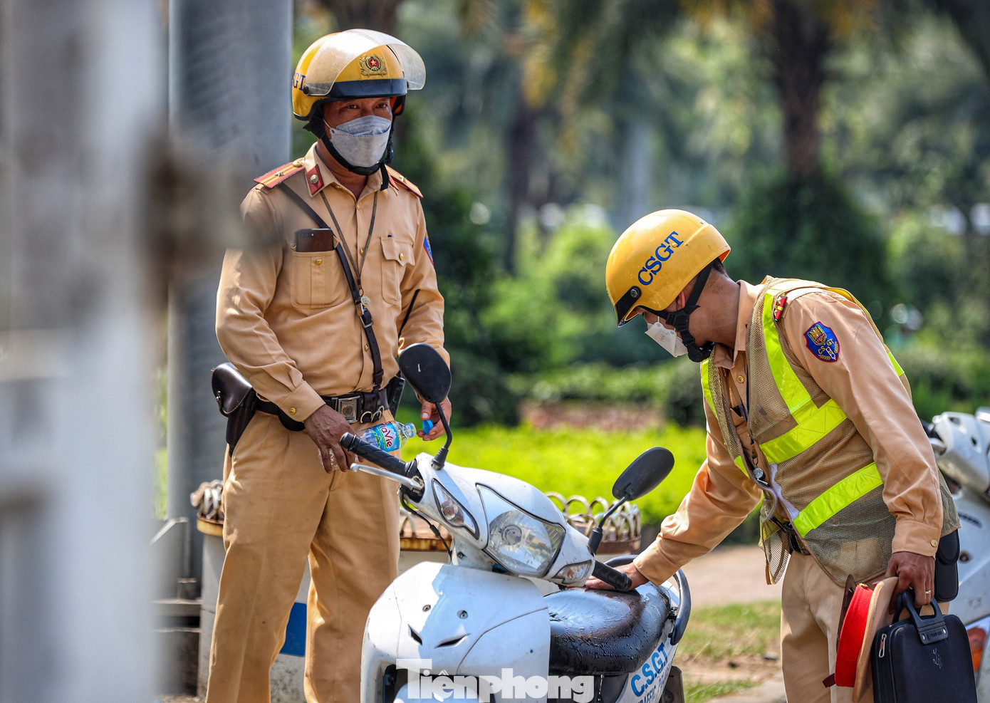 Những chiếc xe máy phơi nắng cả ngày bốc hơi khi dội nước làm mát.