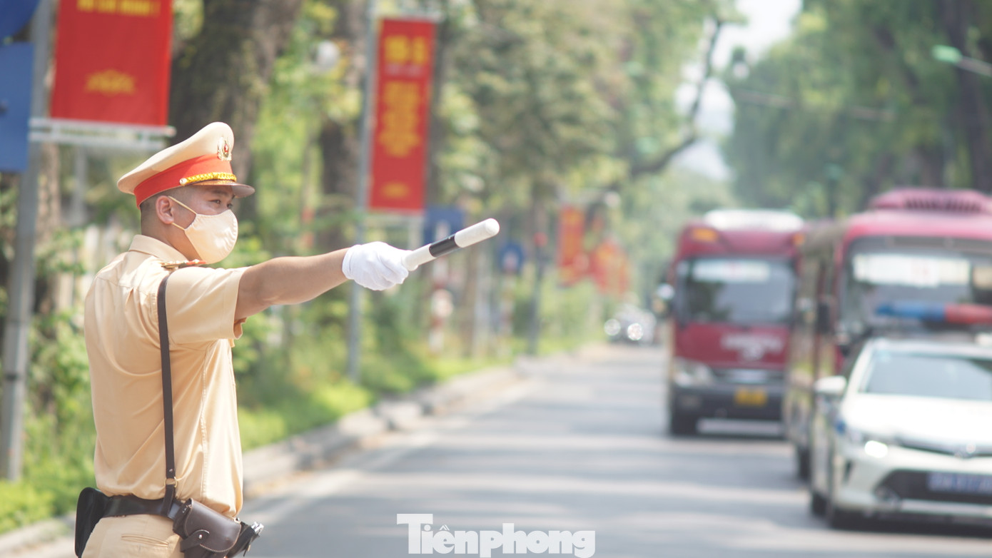 Lực lượng CSGT không quản ngại trời nắng nóng làm nhiệm vụ.