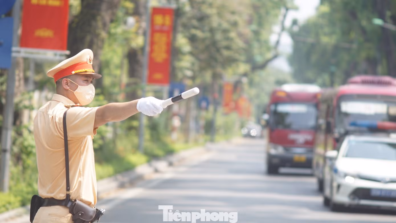 Lực lượng CSGT không quản ngại trời nắng nóng làm nhiệm vụ.