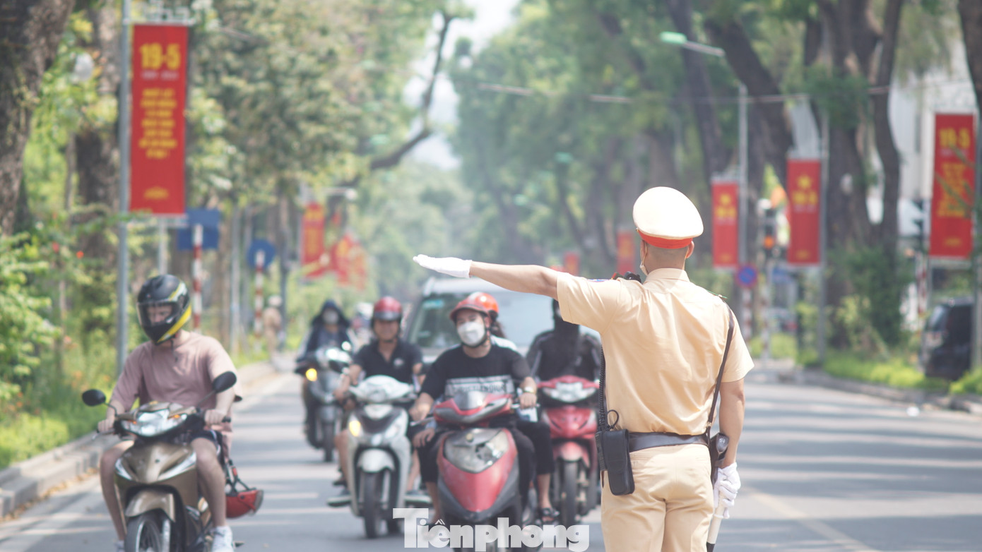 CSGT làm nhiệm vụ điều tiết giao thông trên đường. CSGT làm nhiệm vụ điều tiết giao thông trên đường.