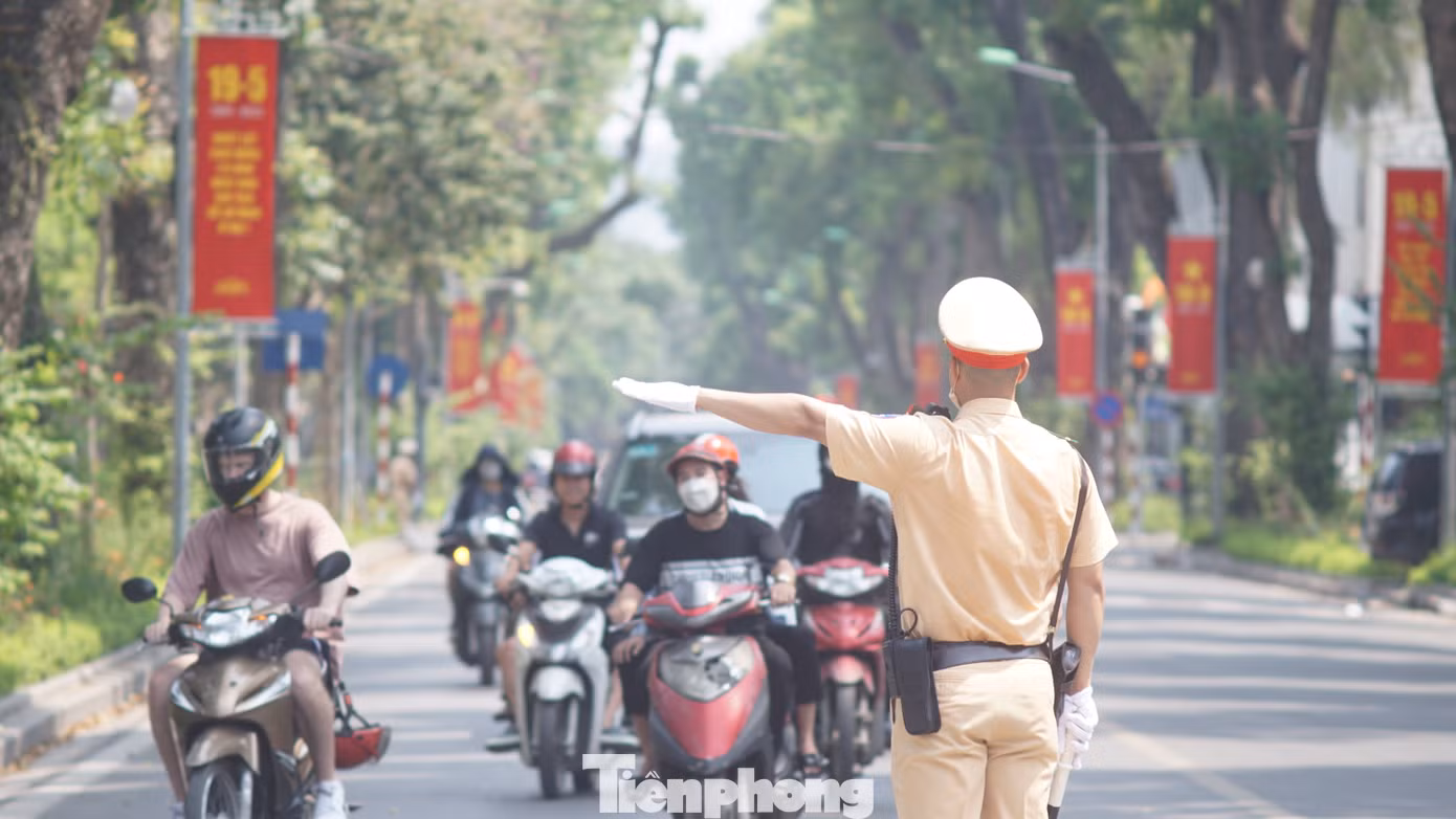 Hình ảnh lực lượng CSGT phân luồng trên các tuyến đường Thủ đô.