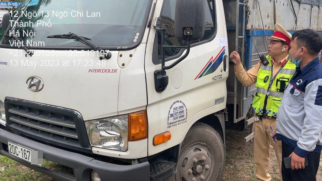 Lực lượng CSGT dừng xe kiểm tra.