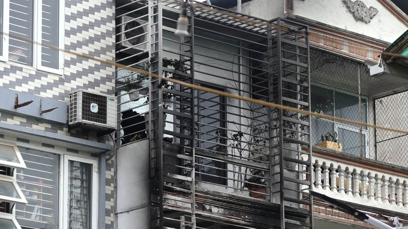 "Chuồng cọp" quây kín phía ngoài ngôi nhà. "Chuồng cọp" quây kín phía ngoài ngôi nhà.