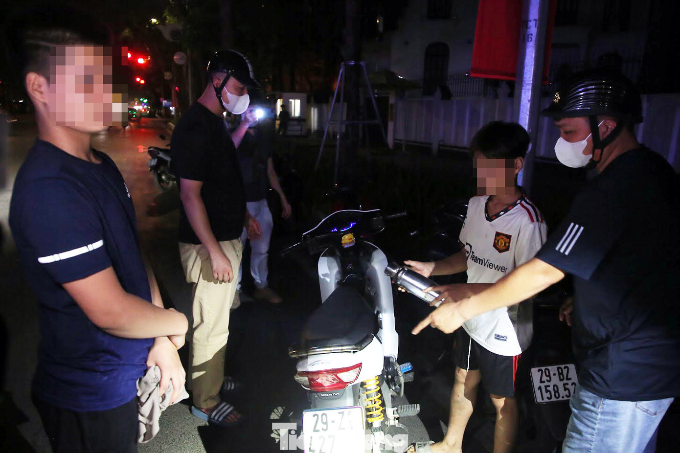 Nam thanh niên dùng pô xe có thể tháo rời được để lên phố "biểu diễn".