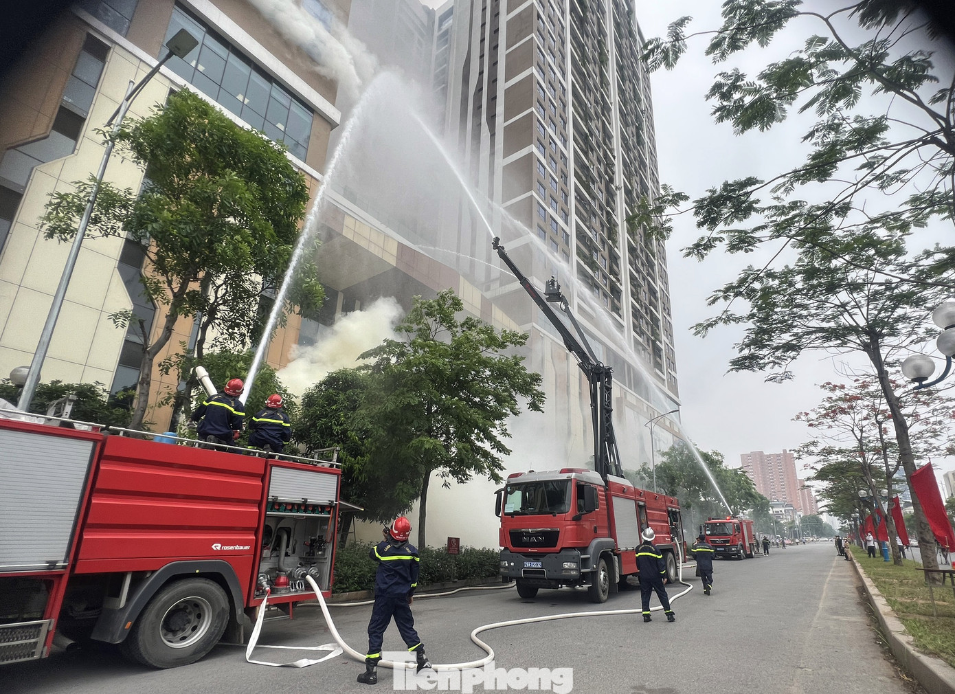 Cụ thể, tình huống giả định đặt ra, khoảng 9h5 cùng ngày, tại căn hộ 703 chung cư 6th Element phường Xuân La, quận Tây Hồ, TP Hà Nội xảy ra cháy.