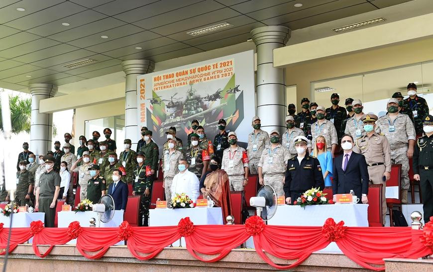 Đại biểu các nước tới dự lễ khai mạc.