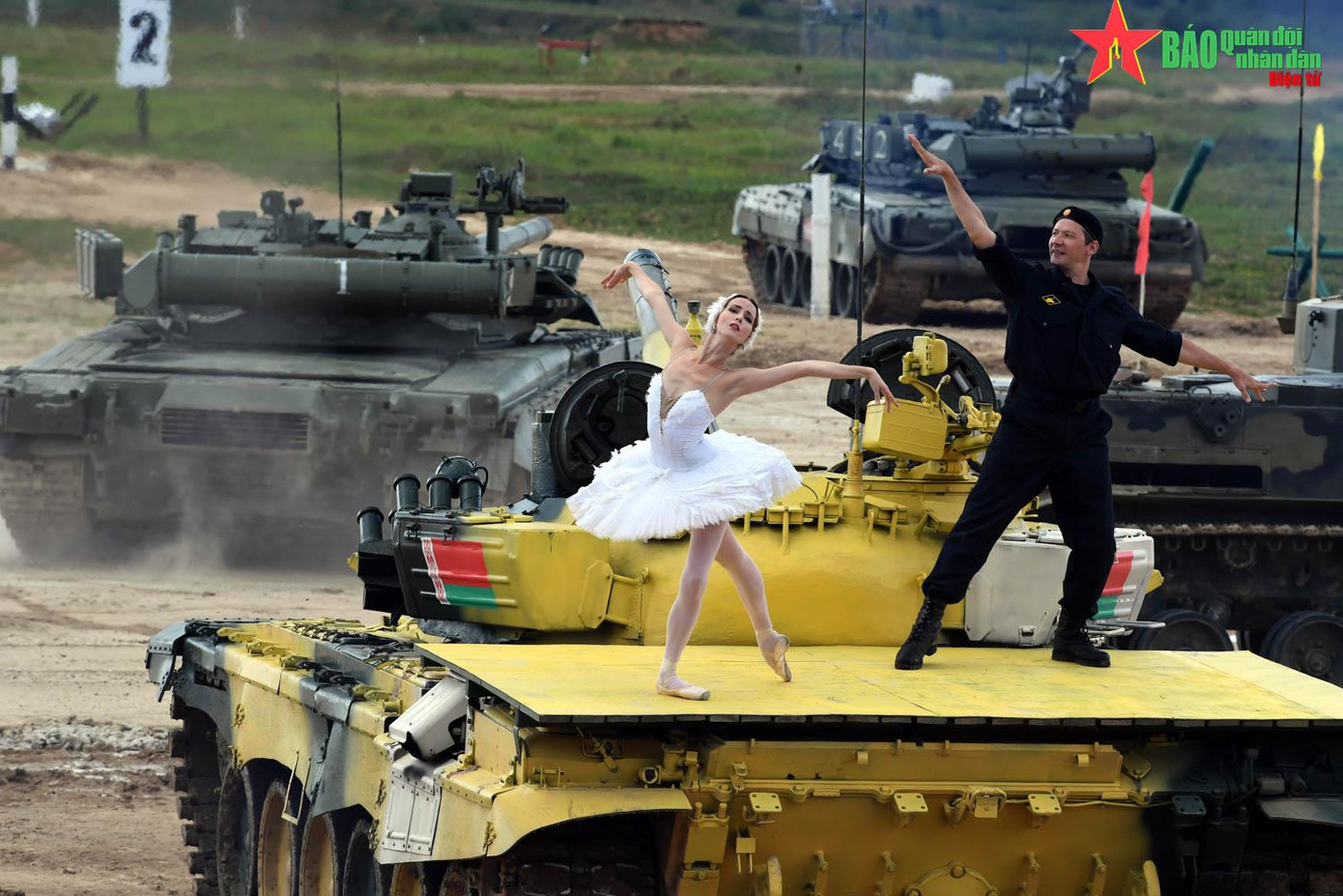 Tiết mục biểu diễn bale "Hồ Thiên Nga" tại Lễ khai mạc Xe tăng hành tiến thu hút sự quan tâm của khán giả Tiết mục biểu diễn bale "Hồ Thiên Nga" tại Lễ khai mạc Xe tăng hành tiến thu hút sự quan tâm của khán giả