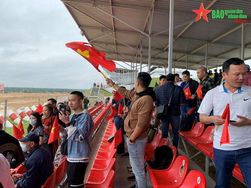 Cổ động viên Việt Nam trên khán đài tại Thao trường Alabino Cổ động viên Việt Nam trên khán đài tại Thao trường Alabino