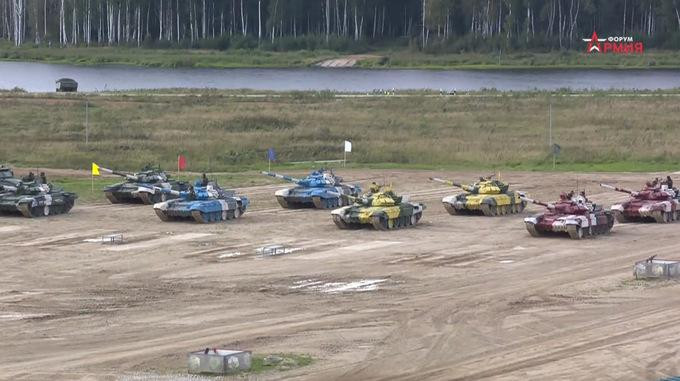 Xe tăng T-72B3 của Việt Nam (màu đỏ) và các đối thủ ở vị trí tập kết.