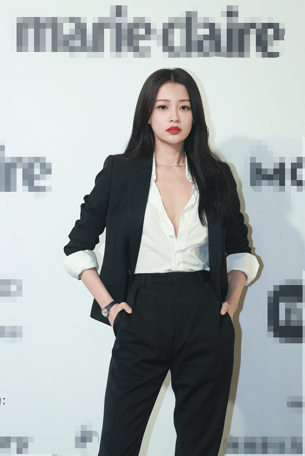 Nữ diễn viên Tôn Di phóng khoáng với chi tiết tháo gần hết cúc áo sơ mi trắng.